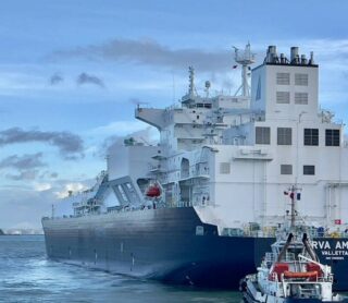 Méthanier GNL Floating storage and regasification unit