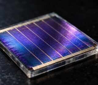 Cellule photovoltaïque en pérovskite, reflets bleus et violets sur la surface