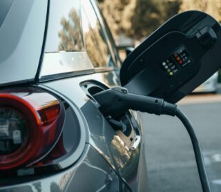 Voiture électrique recharge borne V2G